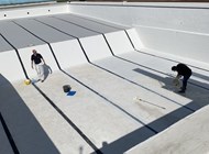 Så bliver bunden i det store bassin malet og klargjort til sæson 2021